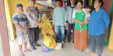 Polsek Tanah Jawa Pulangkan Nenek Pikun yang Terlantar ke Keluarganya di Tebing Tinggi