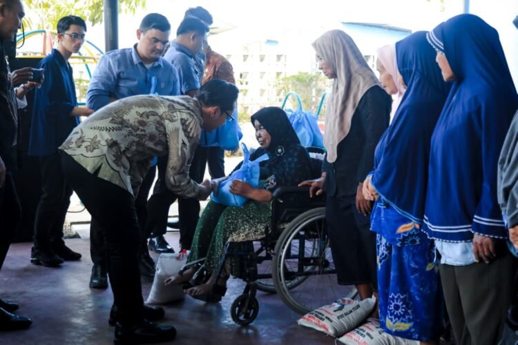 Ramadan Berbagi dengan Warga Belawan, Rico Waas: Hidup Harus Saling Peduli dan Membantu