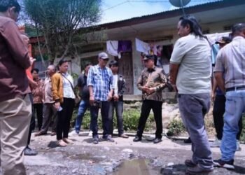 Bupati Karo Tinjau Jalan Rusak dan Drainase di Desa Cinta Rakyat