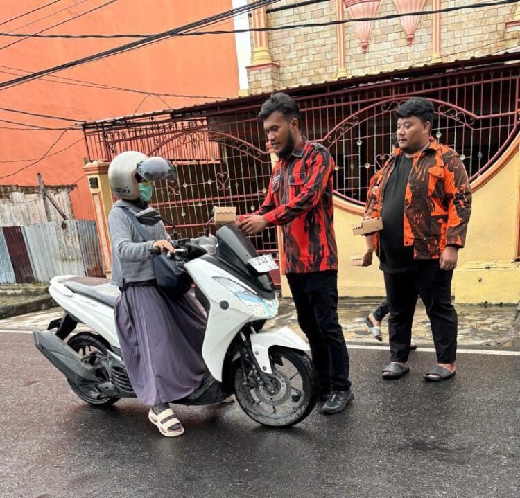 Pimpinan Anak Ranting PP 03 Silalas Berbagi Takjil, Pererat Kebersamaan di Ramadan