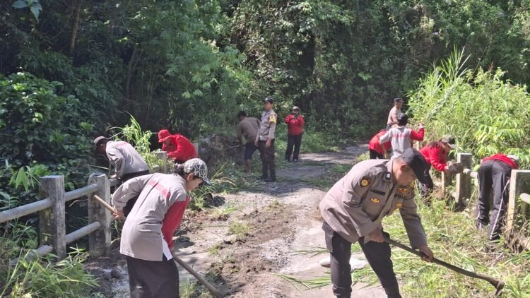 Polsek Juhar Bersihkan dan Rawat Jembatan Pusung-Pusung, Wujud Kepedulian Infrastruktur Desa