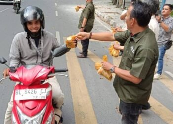 Wartawan DPRD Medan Berbagi Takjil di Bulan Ramadan, Wujud Kepedulian kepada Masyarakat