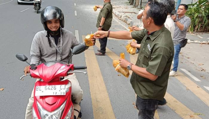 Wartawan DPRD Medan Berbagi Takjil di Bulan Ramadan, Wujud Kepedulian kepada Masyarakat