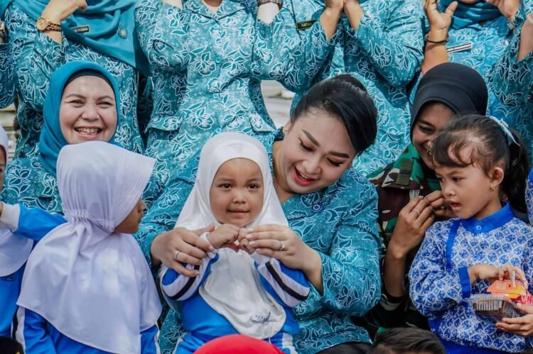 Airin Rico Waas Ajak Siswa PAUD dan TK Belajar Sambil Bermain di KRI Bima Suci