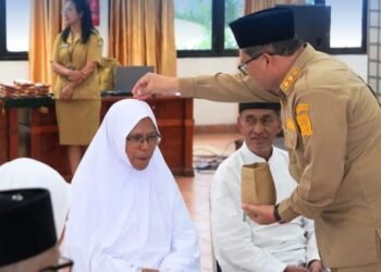 Pemkab Karo Njunjungken Beras Piher kepada Jemaah Haji