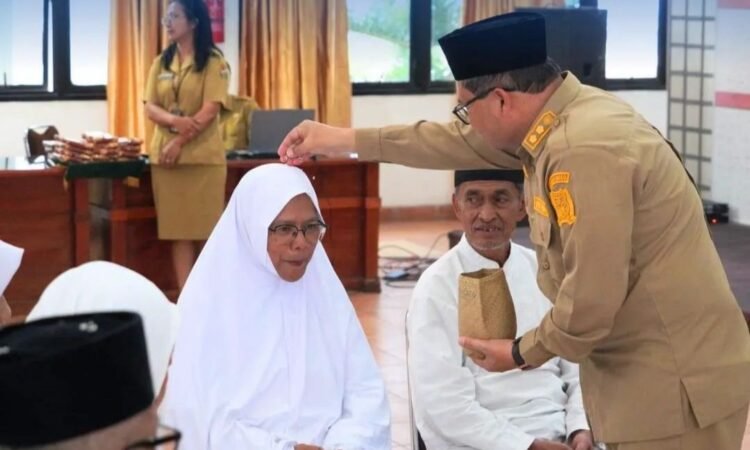 Pemkab Karo Njunjungken Beras Piher kepada Jemaah Haji