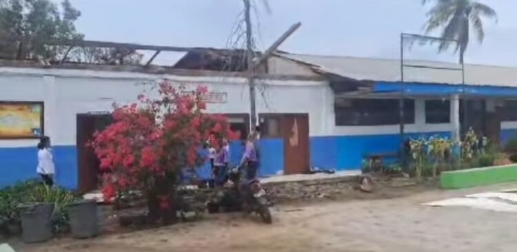 Kadis Pendidikan Karo Tinjau SMPN 1 Tigabinanga Pasca Diterjang Puting Beliung