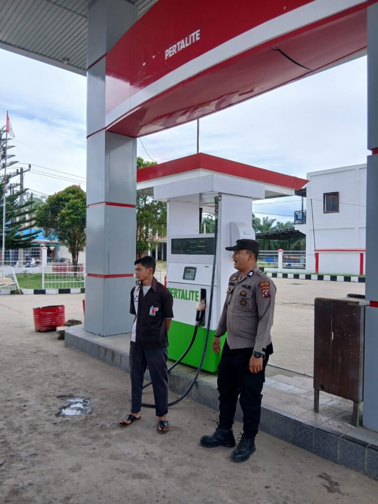 Personil Polsek Sosa Melaksanakan Pam SPBU Aliaga