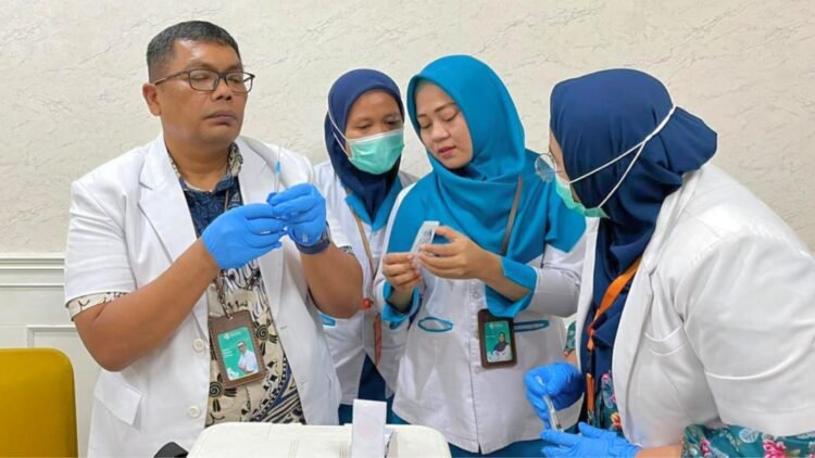 Dukung Penurunan Kasus, RS Adam Malik Lakukan Imunisasi Campak Bagi Nakes