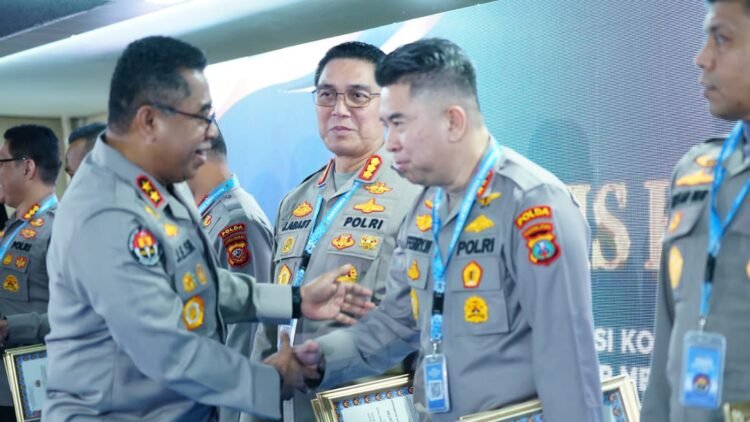 Kombes Pol Ferry Walintukan Raih Dua Penghargaan dari Divisi Humas Polri