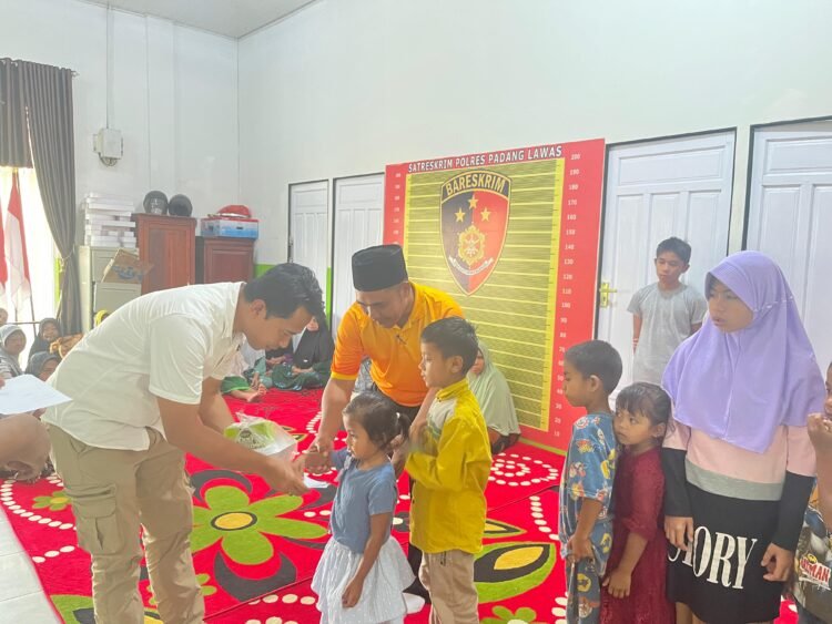 Di Balik Seragam Tegas, Sisi Humanis AKP Irwanshah Sitorus Menyapa Anak Yatim dan Duafa di Jumat Berkah