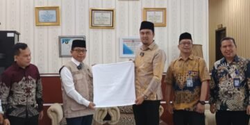 Dirut Perumda Tirtanadi Bagikan Ribuan Handuk Untuk Jamaah Calon Haji Embarkasi Medan
