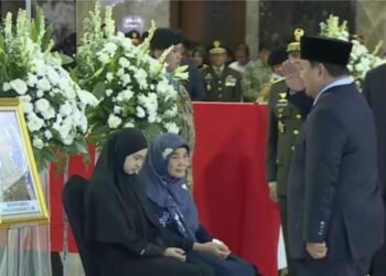 Prabowo Beri Penghormatan Terakhir Kepada 3 Prajurit TNI yang Gugur di Lebanon