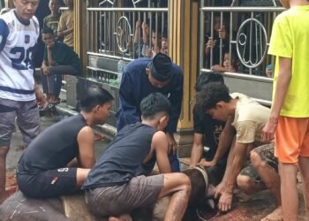 Sembelih 7 Sapi dan 1 Kambing, Kurban di Masjid Daarul Asjaad Lancar