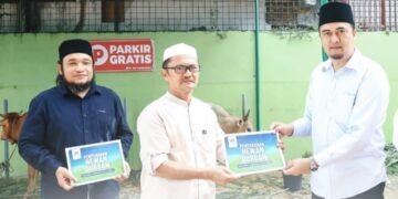 Dirut Perumda Tirtanadi Serahkan 13 Ekor Hewan Sapi Kurban