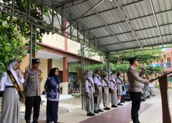 Kanit Binmas Polsek Medan Tuntungan Jadi Pembina Upacara di SMK Gelora Jaya Nusantara Medan