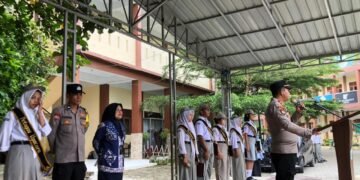 Kanit Binmas Polsek Medan Tuntungan Jadi Pembina Upacara di SMK Gelora Jaya Nusantara Medan