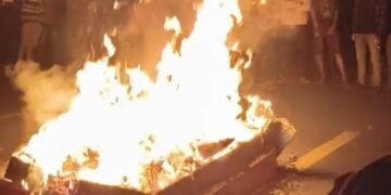 Ratusan Warga Sukadame Mengamuk, Barak Narkoba dan Meja Judi Tembak Ikan Dibakar