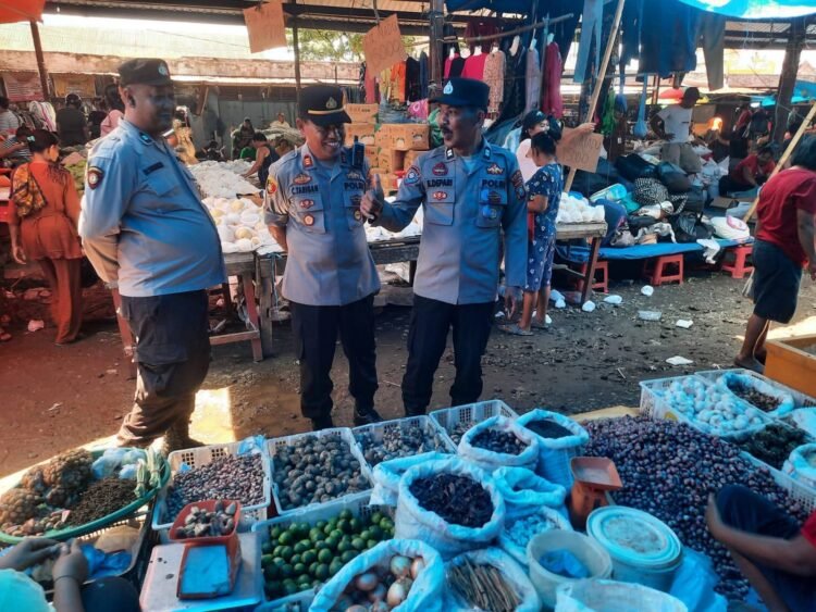 Polsek Tigabinanga Gencarkan Sapa Warga, Perkuat Cooling System di Pusat Pasar