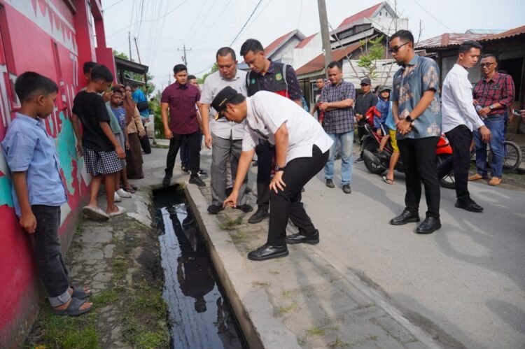 Atasi Banjir Mabar, Rico Waas Instruksikan Normalisasi Drainase