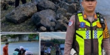 Satlantas Polres Padangsidimpuan Bersama Warga Timbun Bahu Jalan Berlubang