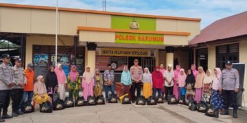 Dalam Rangka HUT Bhayangkara Ke-80, Bhabinkamtibmas Salurkan Bantuan Sosial untuk Warga Kurang Mampu