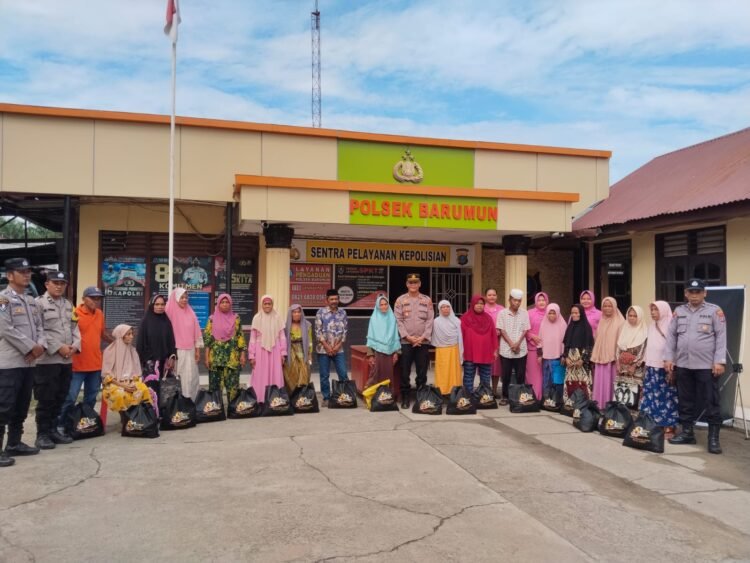 Dalam Rangka HUT Bhayangkara Ke-80, Bhabinkamtibmas Salurkan Bantuan Sosial untuk Warga Kurang Mampu