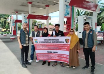 Sat Reskrim Polres Padang Lawas Gandeng Diskoperindag Pasang Spanduk Larangan Penyalahgunaan BBM Bersubsidi di SPBU