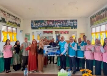 PLN Indonesia Power Unit Bisnis PPS Bangun Lapangan Futsal di SMP Negeri 3 Babalan