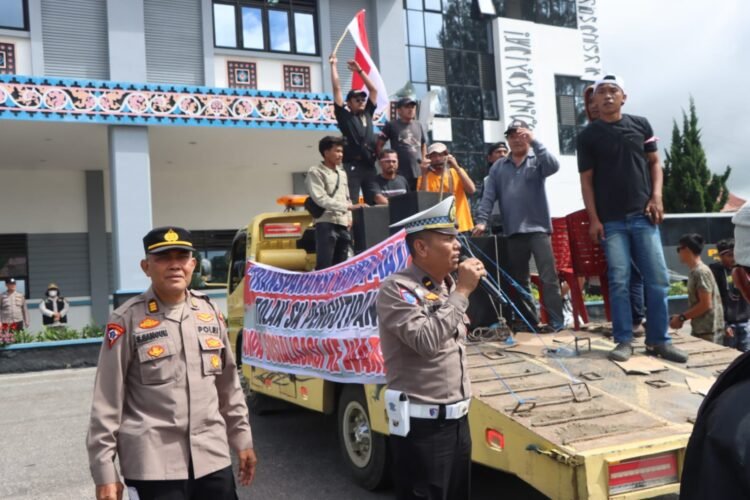 Polres Karo Amankan Aksi Unjuk Rasa Warga Desa Doulu dan Desa Semangat Gunung, Situasi Tetap Kondusif