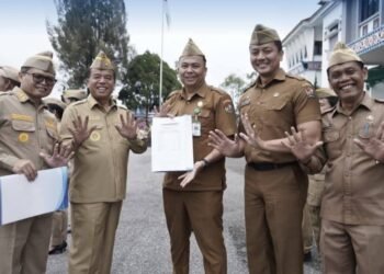 Bupati Karo Pimpin Apel Gabungan ASN, Serahkan SPPT dan DHKP PBB ke Camat se-Kabupaten Karo.