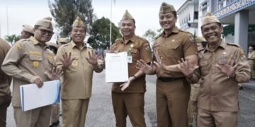 Bupati Karo Pimpin Apel Gabungan ASN, Serahkan SPPT dan DHKP PBB ke Camat se-Kabupaten Karo.