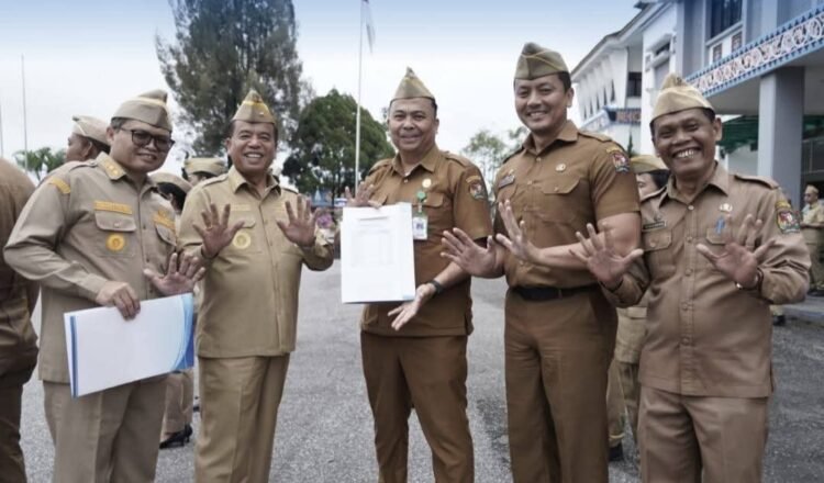 Bupati Karo Pimpin Apel Gabungan ASN, Serahkan SPPT dan DHKP PBB ke Camat se-Kabupaten Karo.