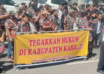 Geruduk Polres Karo, Ratusan Massa Tuntut Pelaku Penyerangan Kantor LMP Ditangkap