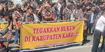 Geruduk Polres Karo, Ratusan Massa Tuntut Pelaku Penyerangan Kantor LMP Ditangkap
