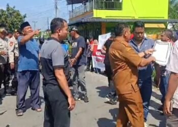 Rangkap Jabatan, Warga Demo Kades Karang Rejo Kecamatan Stabat