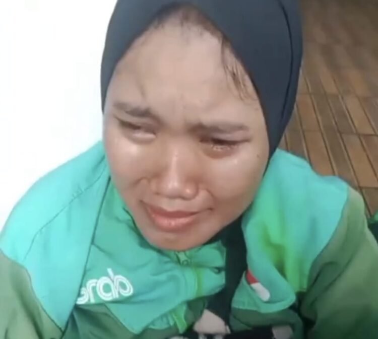 Wanita Driver Ojol Disabilitas Ditabrak Angkot, Motornya Dicuri