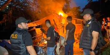 Polrestabes Medan Bongkar dan Bakar Barak Narkoba di Klambir V, Satu Pengedar Ditangkap