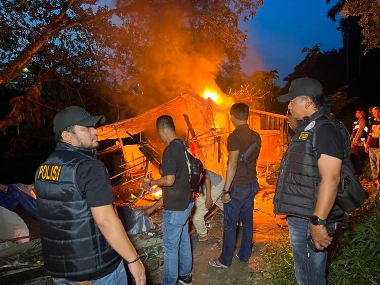 Polrestabes Medan Bongkar dan Bakar Barak Narkoba di Klambir V, Satu Pengedar Ditangkap