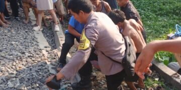 Santai di Rel, Wanita Lansia Tertabrak Kereta Api