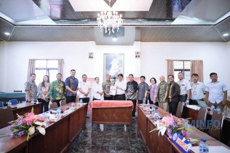 Kunjungi Moderamen GBKP, Bupati Karo Serahkan Surat Pernyataan Resmi Penyerahan Aset RSUD Kabanjahe