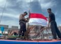 Sambut HUT ke-81 RI, Sat Polairud Polres Langkat Bagikan Bendera Merah Putih kepada Nelayan