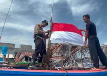 Sambut HUT ke-81 RI, Sat Polairud Polres Langkat Bagikan Bendera Merah Putih kepada Nelayan