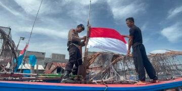 Sambut HUT ke-81 RI, Sat Polairud Polres Langkat Bagikan Bendera Merah Putih kepada Nelayan
