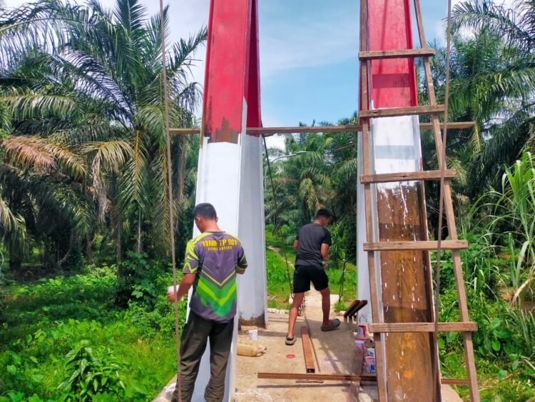 Satgas Gulbencal Kodam I/BB Perbaiki Jembatan Gantung Penghubung Desa Sisalean dan Jorang Balanga