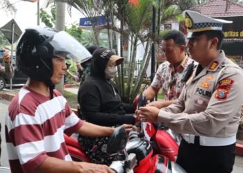 Polres Langkat Bagikan 500 Bendera Merah Putih, Bangkitkan Semangat Kemerdekaan di Tengah Masyarakat