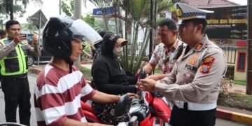 Polres Langkat Bagikan 500 Bendera Merah Putih, Bangkitkan Semangat Kemerdekaan di Tengah Masyarakat
