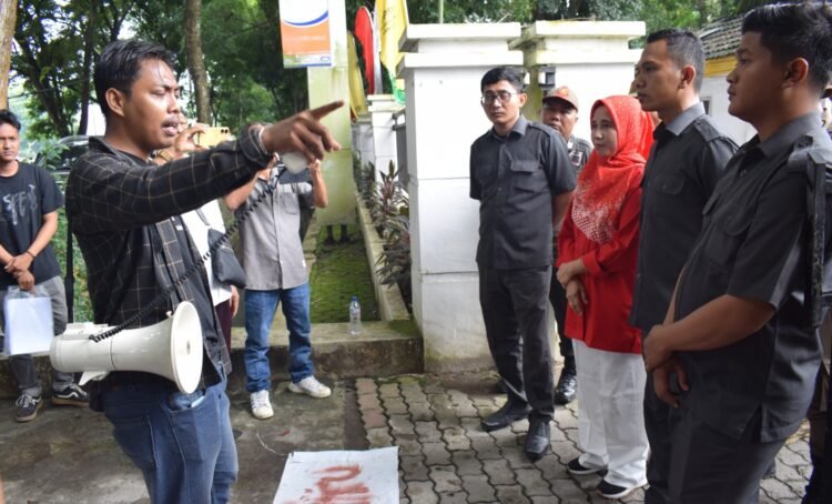 Unjuk Rasa di DPRD Langkat, Tuntut Perbaikan Pelayanan
