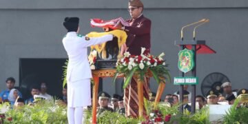 Bersama Istri, Kepala Bapenda Kota Medan Hadiri Upacara HUT ke-81 RI di Lapangan Merdeka