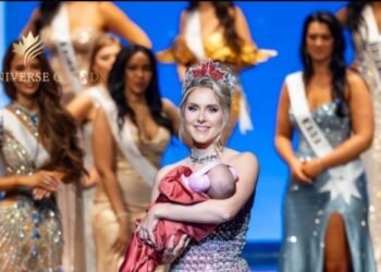 Bikin Haru, Miss Universe Canada Naik Panggung Gendong Bayi